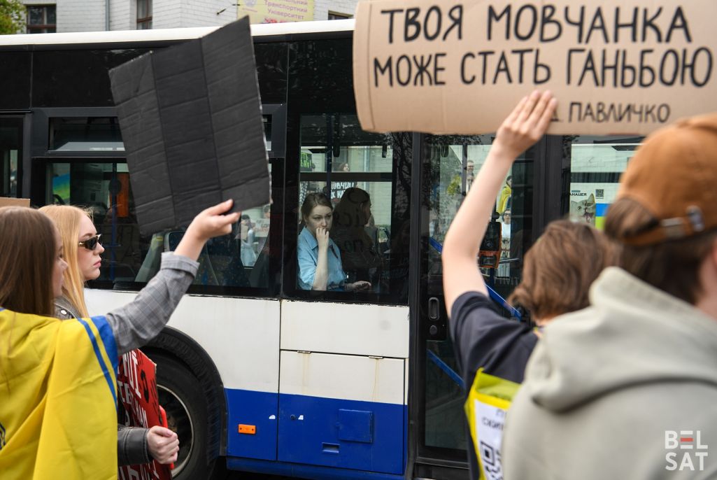 У цэнтры Кіева адбылася акцыя «Не маўчы. Палон забівае» у падтрымку палонных абаронцаў «Азоўсталі», усіх палонных і зніклых без вестак. Арганізатарамі мерапрыемства выступілі сем’і ваеннапалонных марыупальскага гарнізону. Кіеў, Украіна. 14 красавіка 2024 года. (Фота: Уладзіслаў Максіменка / Белсат)
