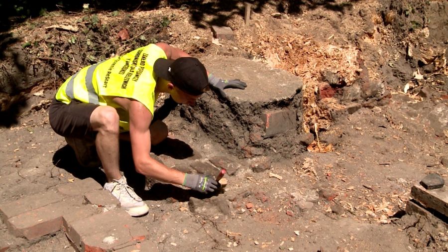 Wychowankowie zakładu poprawczego pomagają archeologom podczas wykopalisk. Fot. TVP3 Katowice