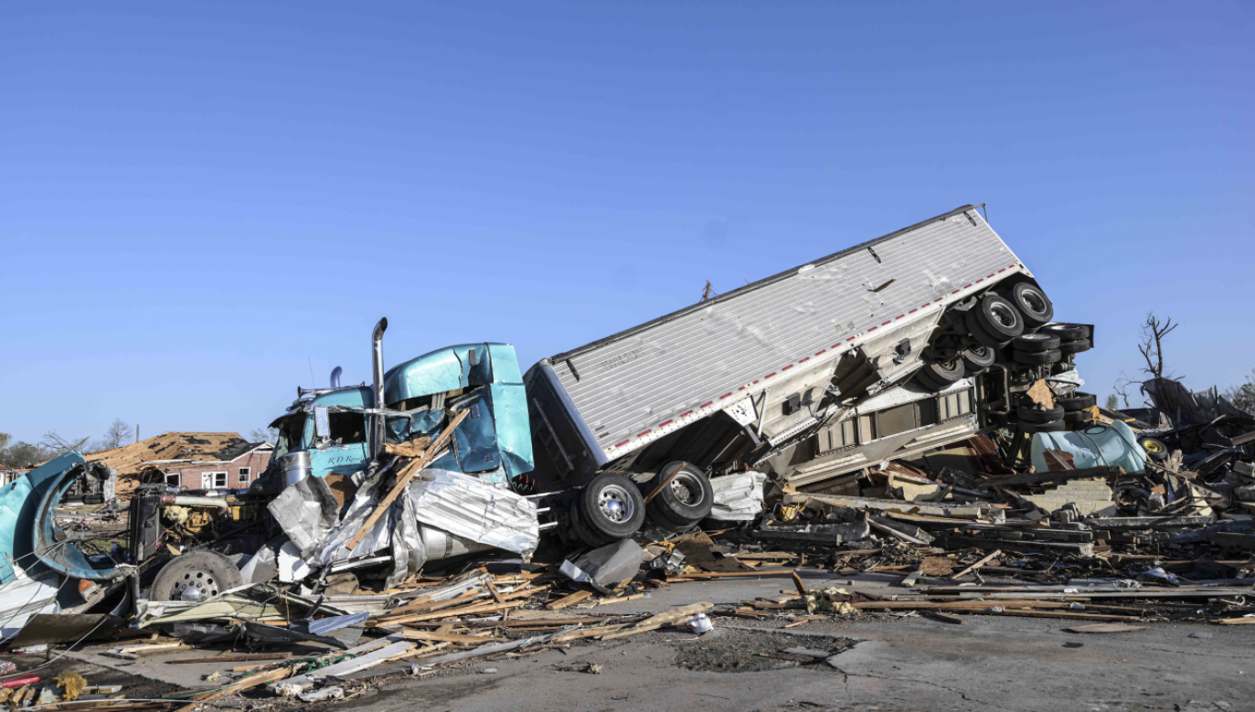 Zniszczenia po przejściu tornada są olbrzymie (fot.Fatih Aktas/Anadolu Agency via Getty Images)
