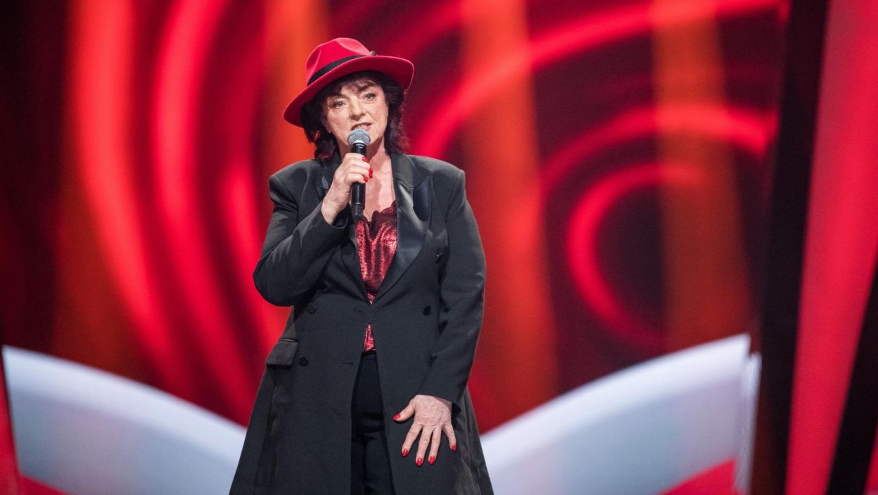 Eugenia Kasprzycka, podopieczna Andrzeja Piasecznego, w półfinale programu „The Voice Senior” wykonała piosenkę „Ostatni raz zatańczysz ze mną” Krzysztofa Krawczyka i awansowała do wielkiego finału. Fot. Waldemar Kompała/ TVP