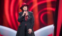 Eugenia Kasprzycka, uczestniczka programu „The Voice Senior” i podopieczna Andrzeja Piasecznego, w półfinale wykonuje piosenkę „Ostatni raz zatańczysz ze mną” autorstwa Krzysztofa Krawczyka.