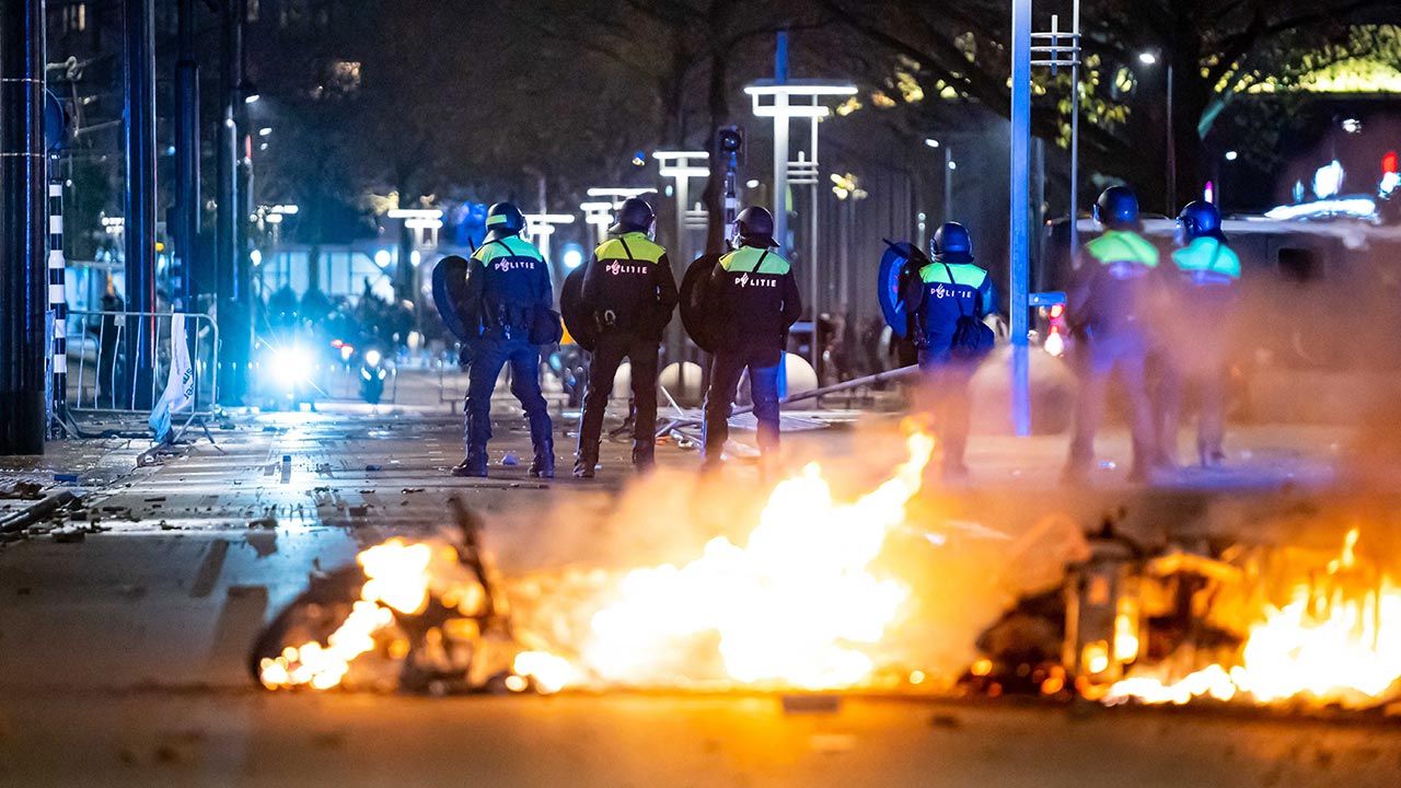 „Regularna bitwa” na ulicach Rotterdamu (fot. PAP/EPA/VLN NIEUWS)