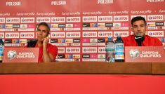 Paulo Sousa i Jakub Moder na konferencji prasowej reprezentacji Polski przed meczem z Anglią (fot. PAP/Piotr Nowak)