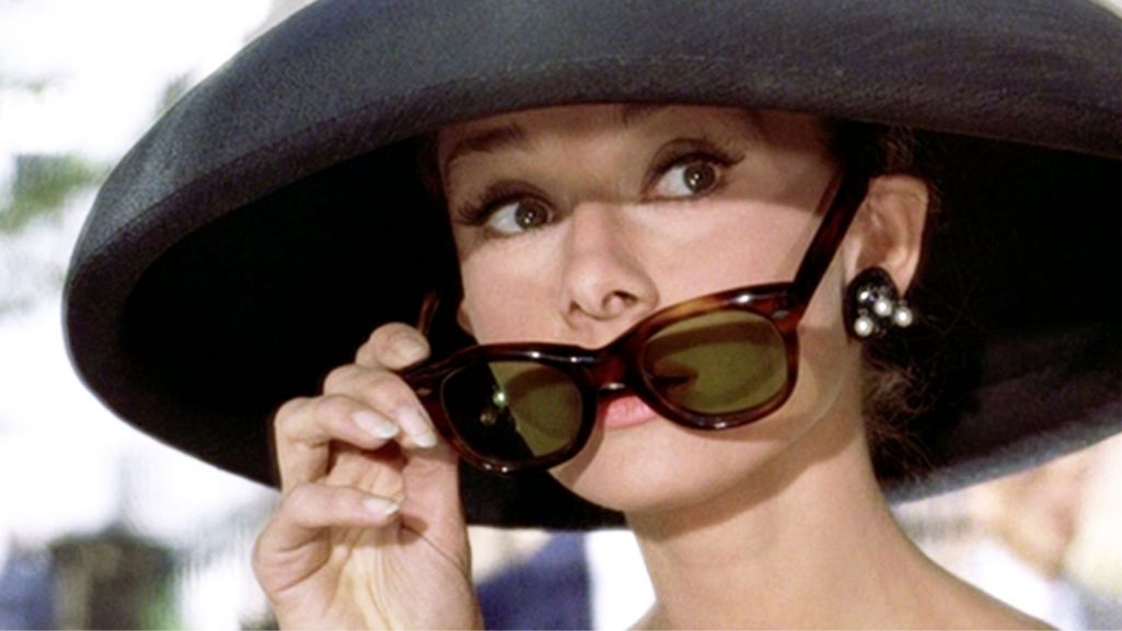 Audrey Hepburn jako Holly w filmie „Śniadanie u Tiffany’ego” (1961). Fot. CBS Photo Archive/ Getty Images