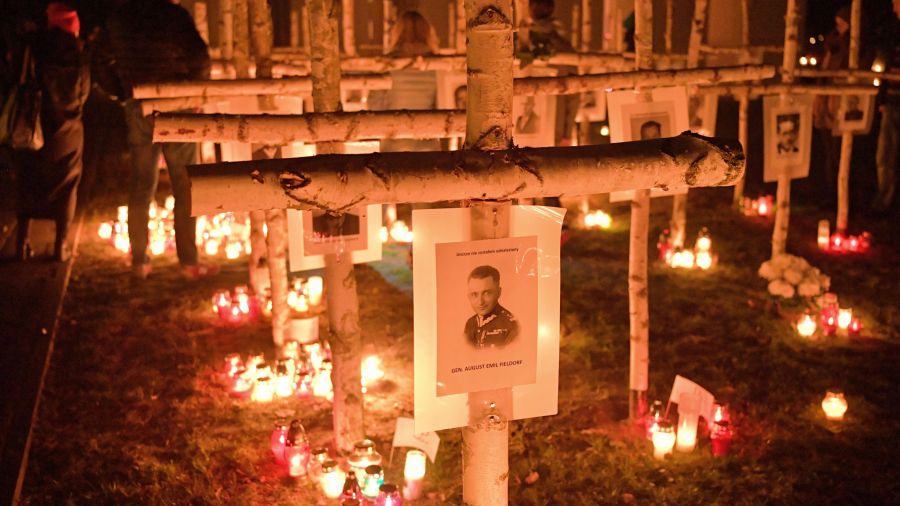 Kwatera na Łączce na Cmentarzu Wojskowym na warszawskich Powązkach. Dzień Wszystkich Świętych. Fot. PAP/Andrzej Lange