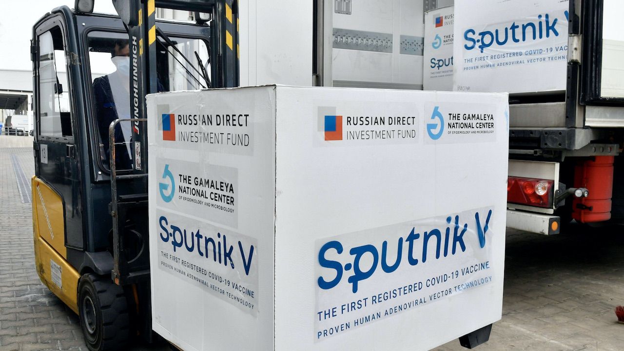 Tropimy nieprawdziwe informacje na temat polskich zakupów dot. szczepionek (fot.PAP/EPA/Zoltan Mathe) Tropimy nieprawdziwe informacje na temat polskich zakupów dot. szczepionek (fot.PAP/EPA/Zoltan Mathe)
