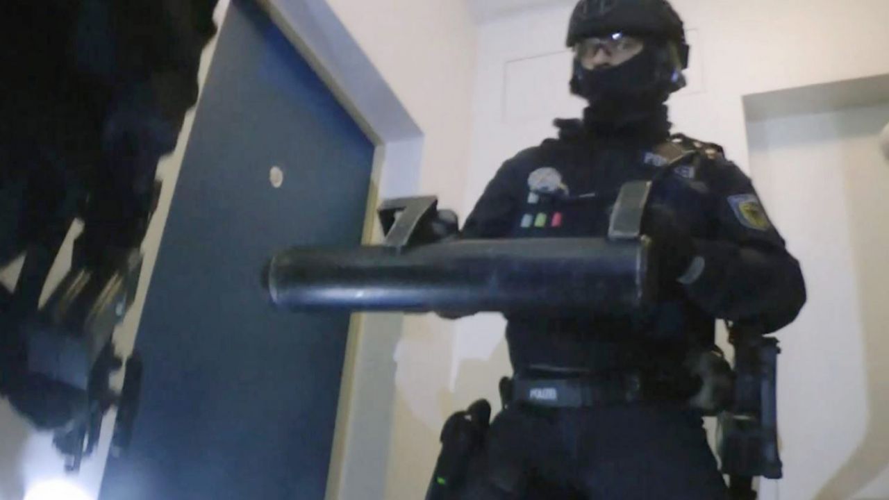 Rzecznik policji, poproszony o komentarz, powiedział, że chodzi o „robocze materiały na potrzeby codziennego raportowania” (fot. PAP/EPA/JEAN-CHRISTOPHE BOTT) Rzecznik policji, poproszony o komentarz, powiedział, że chodzi o „robocze materiały na potrzeby codziennego raportowania” (fot. PAP/EPA/JEAN-CHRISTOPHE BOTT)
