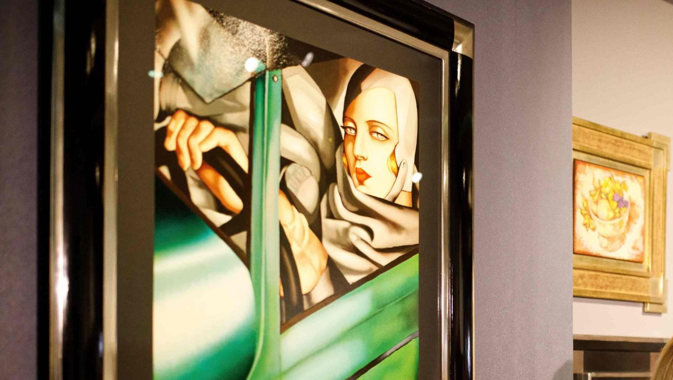 „Autoportret w zielonym bugatti” Tamary Łempickiej z 1929 można zobaczyć na lubelskiej wystawie. Fot. PAP/Bartłomiej Wójtowicz