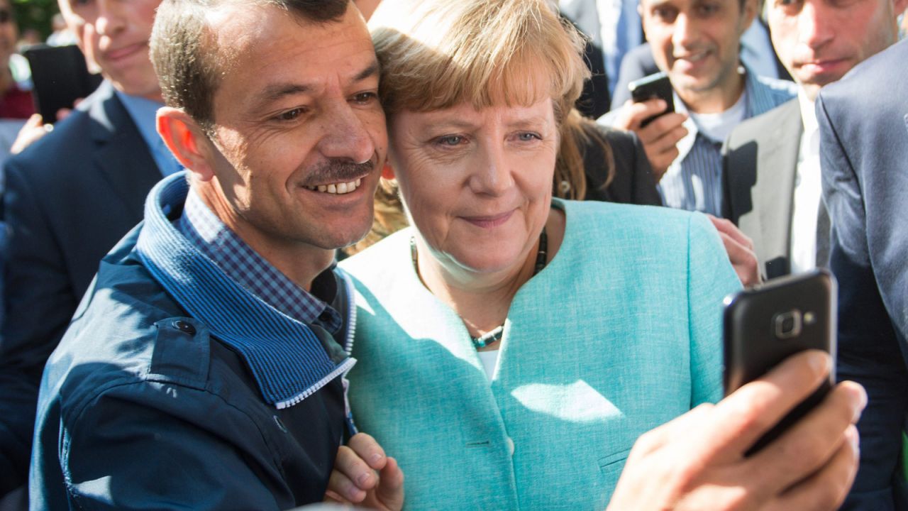Imigrant robi sobie selfie z kanclerz Merkel (fot. PAP/EPA/BERND VON JUTRCZENKA)