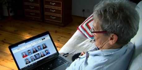 Senior w świecie internetu [audiodeskrypcja]