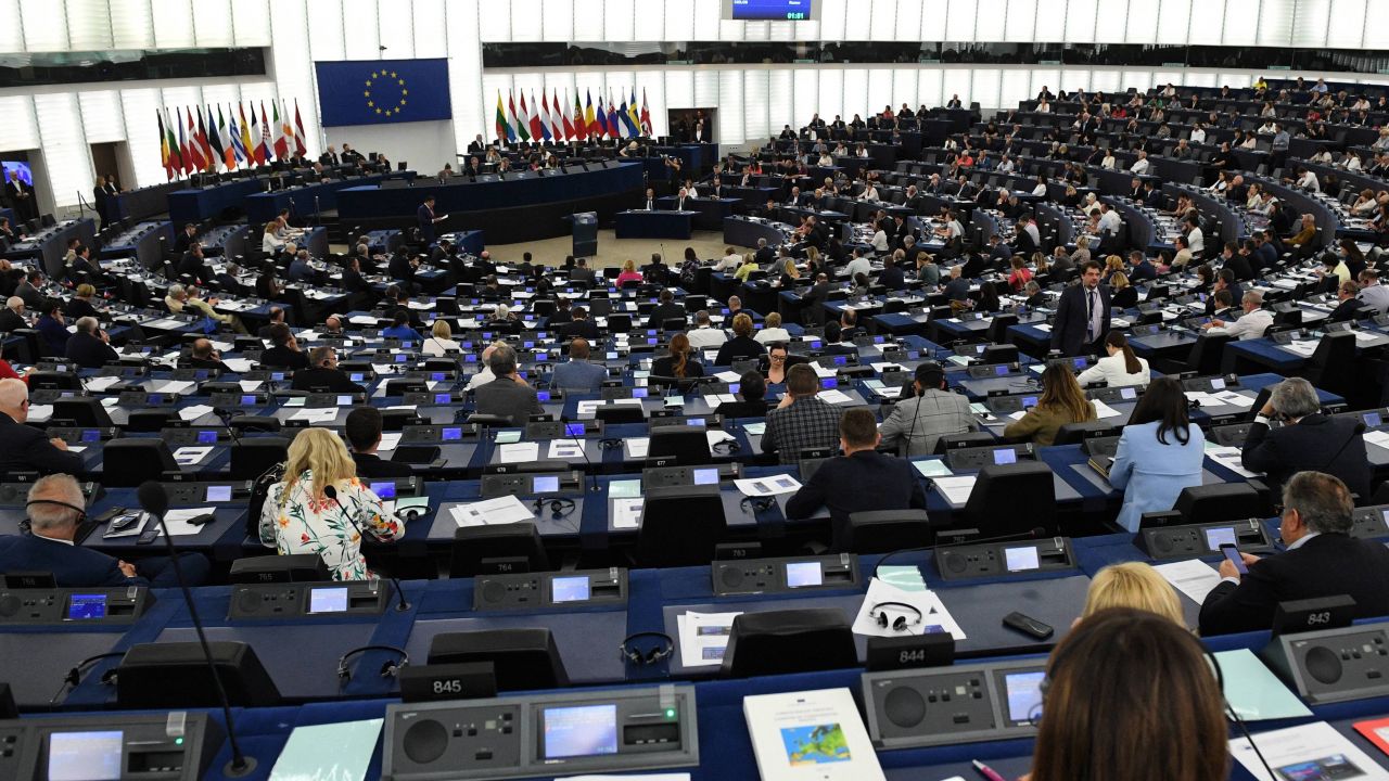 Eurodeputowani w Parlamencie Europejskim w Strasburgu, (fot. PAP/Radek Pietruszka)