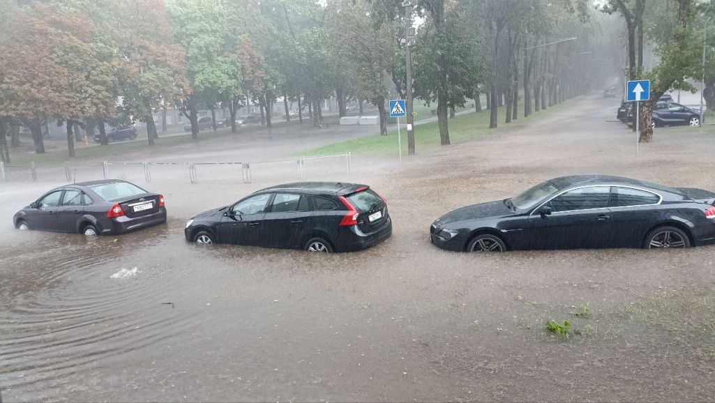 Залева на вуліцы Грыбаедава ў Менску. (Фота: autoonliner / Telegram)