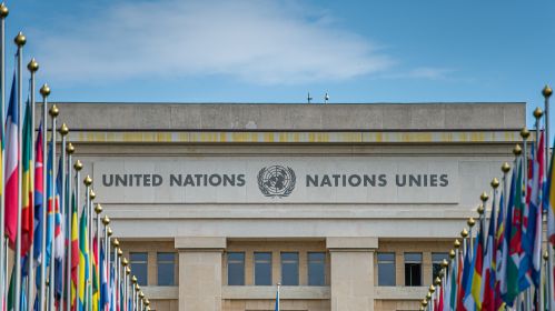 Сцягі перад будынкам Арганізацыі Аб'яднаных Нацый