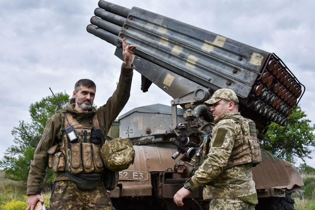 Здымак мае ілюстрацыйны характар. Украінскія вайскоўцы 65-й асобнай механізаванай брыгады ЗСУ абстрэльваюць пазіцыі расейскіх войскаў з РСЗА БМ-21 «Град» у раёне лініі фронту ў Запарожскай вобласці, Украіна. 20 траўня 2024 года. (Фота: Andriy Andriyenko / Zuma Press / Forum)