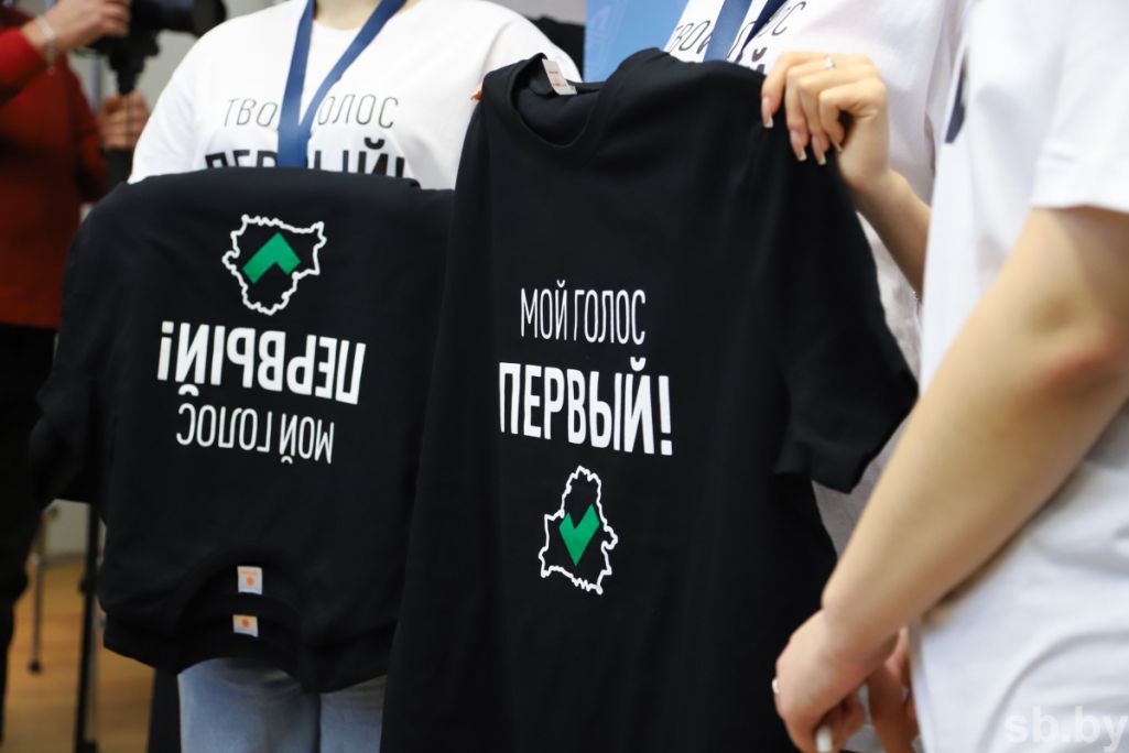 Футболкі, якія дораць тым, хто галасуе ўпершыню. Фота: sb.by