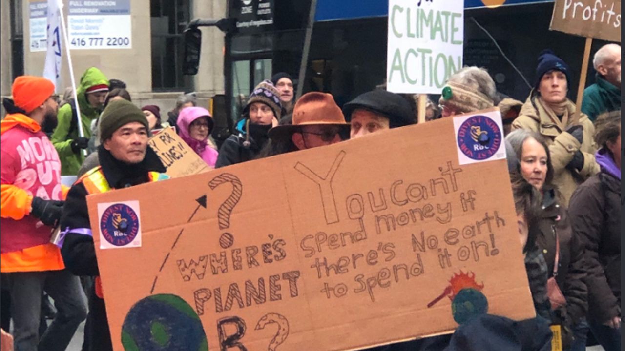 W Toronto popularny był hasztag #BuyNothingDay, co było reakcją na Czarny Piątek (fot. Twitter/@HollyLehigh) W Toronto popularny był hasztag #BuyNothingDay, co było reakcją na Czarny Piątek (fot. Twitter/@HollyLehigh)