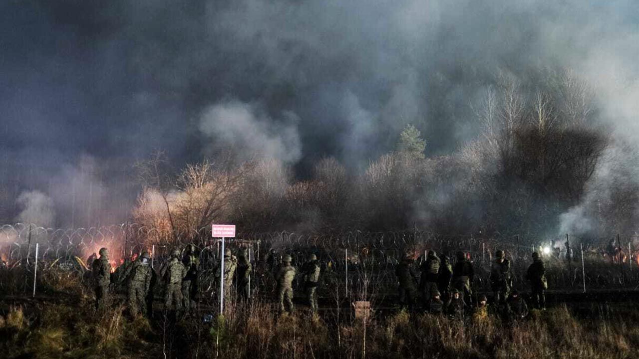 Niespokojna noc na granicy z Białorusią (fot. Territorial Defense Forces / Handout/Anadolu Agency via Getty Images) Niespokojna noc na granicy z Białorusią (fot. Territorial Defense Forces / Handout/Anadolu Agency via Getty Images)