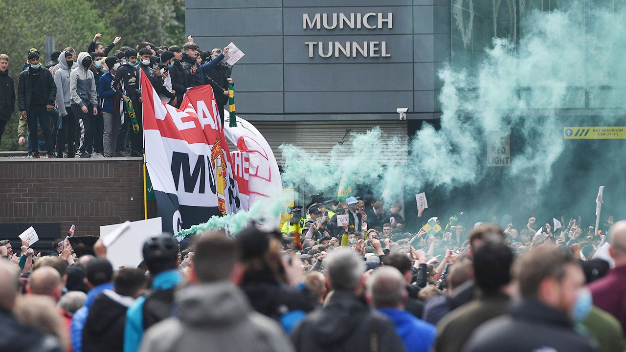 Kibice weszli na murawę jednym z tunelów (fot. Anthony Devlin/Offside via Getty Images) Kibice weszli na murawę jednym z tunelów (fot. Anthony Devlin/Offside via Getty Images)