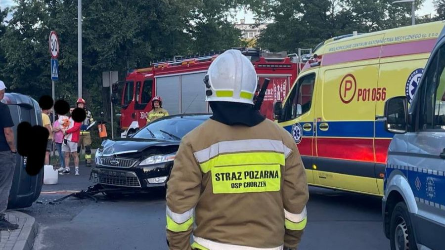 Konin, wypadek, ul. 11 listopada, zderzenie aut (fot. OSP KSRG Konin-Chorzeń)