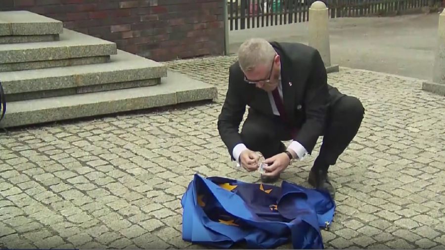 Do spalenia flagi Unii Europejskiej doszło 6 maja. Fot. TVP3 Katowice