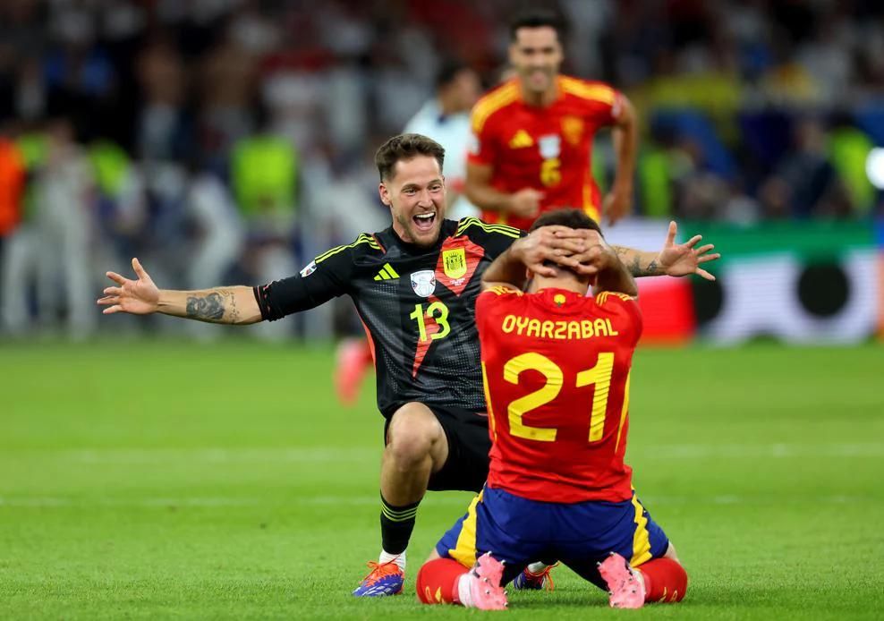 Іспанскія футбалісты святкуюць перамогу на «Еўра-2024». (Фота: uefa.com)