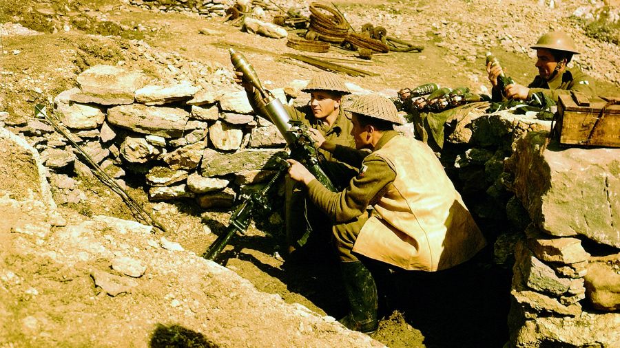 Bitwa o Monte Cassino, polscy żołnierze strzelają granatami na pozycje Wehrmachtu. Styczeń 1944. Niemcy bronią swoje umocnienia wokół Monte Cassino, atakują alianci: siły brytyjskie, amerykańskie, francuskie, polskie i kanadyjskie. Got. Galerie Bilderwelt / Getty Images