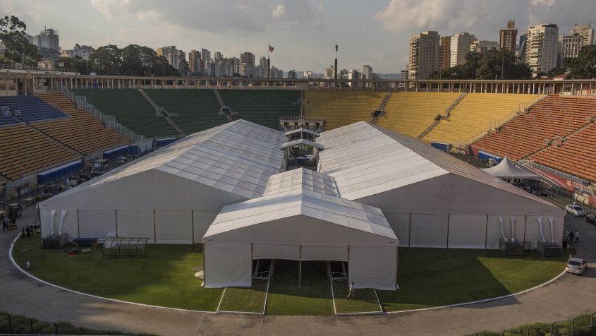 Namioty szpitala polowego stanęły na murawie stadionu Pacaembu w Sao Polo (fot. Getty Images)