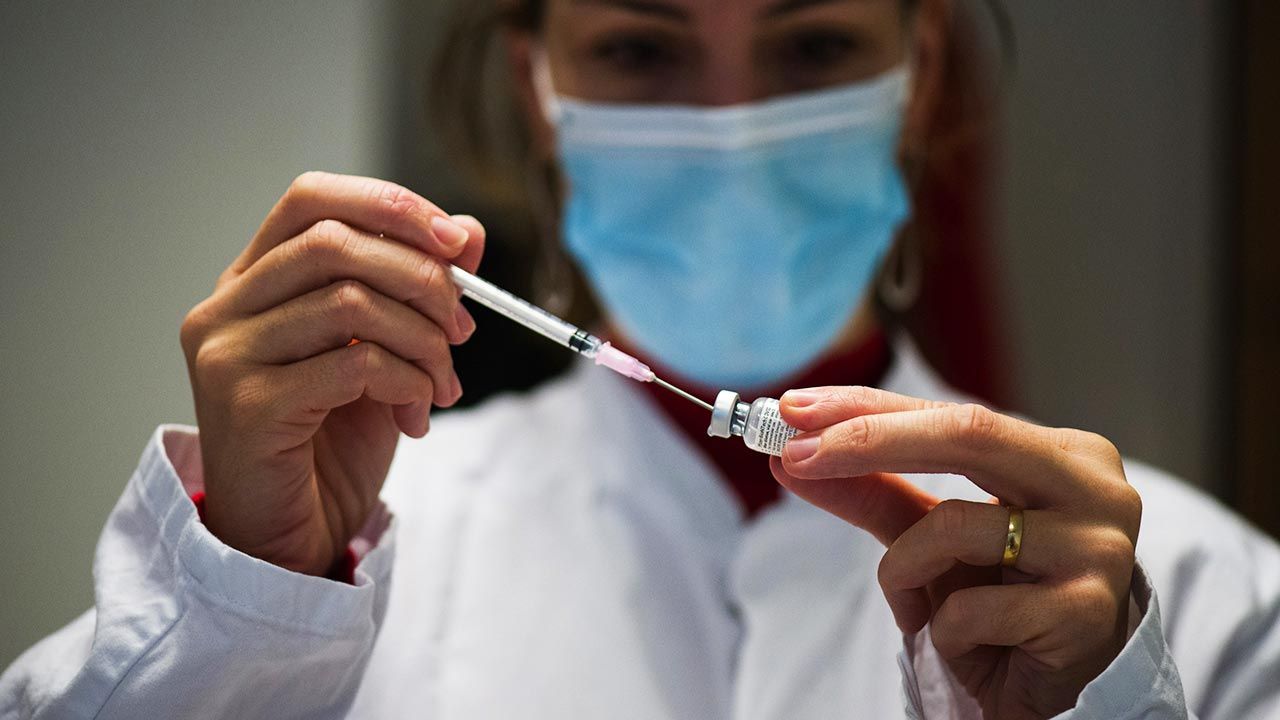 Eksperci zabrali głos ws. skuteczności szczepionek (fot. Nathan Laine/Bloomberg via Getty Images)