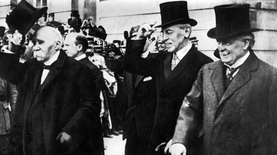 Od lewej do prawej: francuski premier Georges Clemenceau, prezydent USA Woodrow Wilson i brytyjski premier David Lloyd George w czasie konferencji pokojowej w Paryżu 28 czerwca 1919 roku. Fot. Mansell/The LIFE Picture Collection via Getty Images