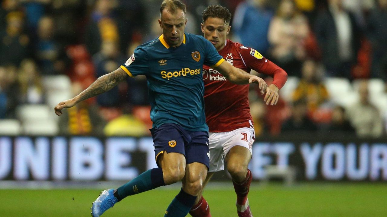 Matty Cash w walce o piłkę z Kamilem Grosickim w meczu Championship (fot. Getty Images)