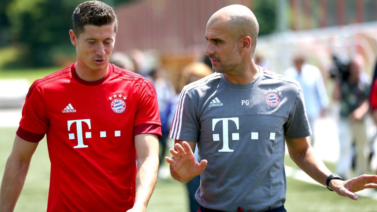 Robert Lewandowski i Pep Guardiola pracowali razem w Bayernie (fot. Getty).