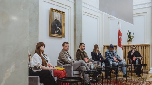 Удзельнікі панэльнай дыскусіі «Сацыяльна-гуманітарная салідарнасць: як беларуская дыяспара падтрымлівае палітзняволеных і сем’і загінулых добраахвотнікаў» у рамках IV Канферэнцыі беларусаў і беларусак свету. Варшава, Польшча. 24 траўня 2025 года. Фота: Рауль Дзюк / Белсат