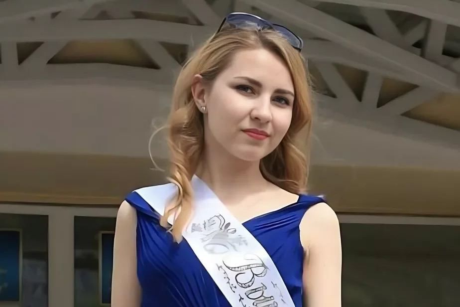 Дар’я Хмяльніцкая пасля заканчэння гімназіі вучылася на спецыяльнасці «ўсходняя філалогія» ў БДУ, дзе вывучала кітайскую мову, пазней была настаўніцай у сваёй жа 23-й гімназіі і паступіла ў магістратуру філфака БДУ. (Крыніца: Вясна / Правы чалавека ў Беларусі / Telegram)