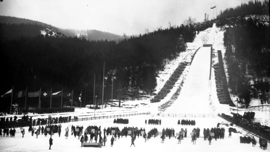 Mistrzostwa Świata w Narciarstwie Klasycznym FIS w Zakopanem, luty 1939. Otwarcie Mistrzostw - reprezentacje zagraniczne u stóp Wielkiej Krokwi.