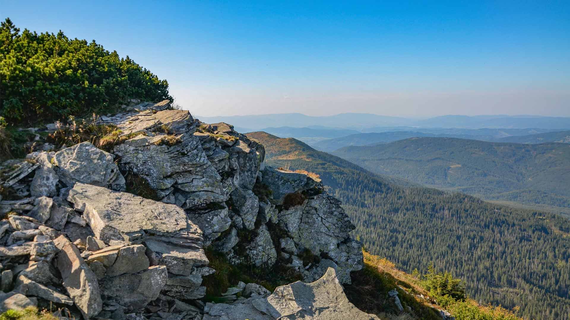 Babia góra, nazywana królową Beskidów, jest najwyższym szczytem Beskidów Zachodnich oraz najwyższym, poza Tatrami, szczytem w Polsce. Fot. Pawel Filusz/ Shutterstock
