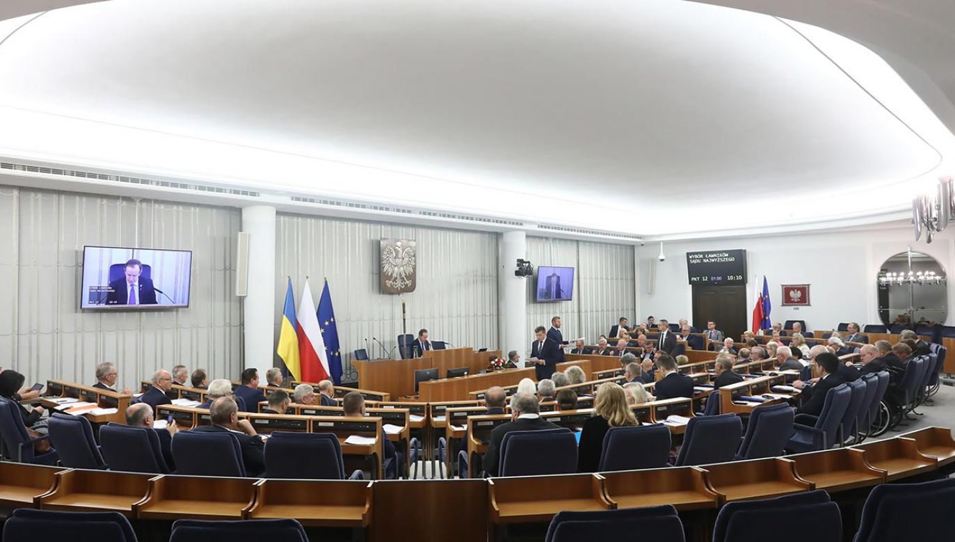 Spośród 54 kandydatur senat wybrał 30 ławników Sądu Najwyższego (fot. PAP/Tomasz Gzell)