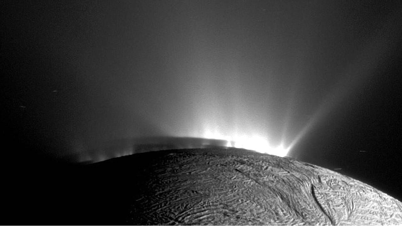 Na Enceladusie potwierdzono aktywne procesy wulkaniczne (graf. ESA)