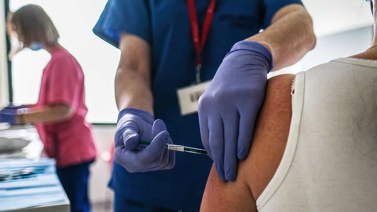 Od 27 grudnia 2020 r. podano 54 594 371 szczepionek (fot. Omar Marques/Anadolu Agency via Getty Images)