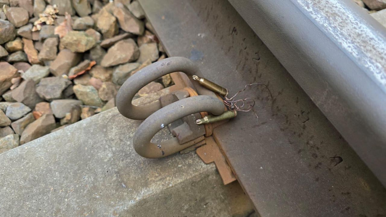 Na torach kolejowych, świeżo wyremontowanym odcinku pod Ostrowem Wielkopolskim, nieznany sprawca podłożył naboje karabinowe. Była to tzw. ślepa amunicja, a sprawę bada już policja. Zdaniem...