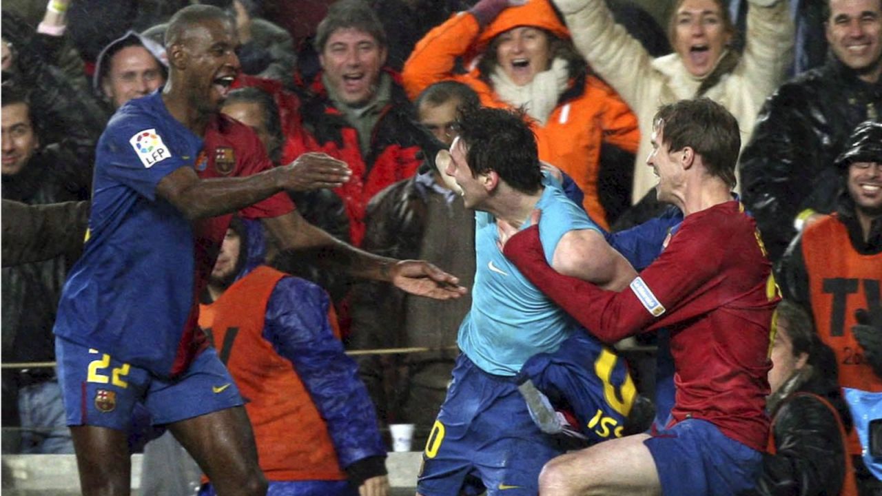 Eric Abidal z prawej i Alexander Hleb z lewej (fot. PAP/EPA)