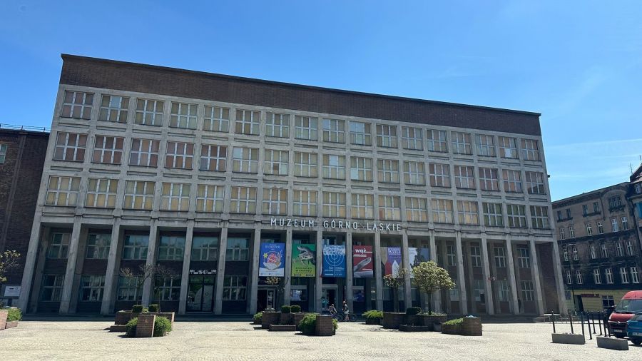 Gmach zyska nową elewację, witraże oraz większe wejście główne. Fot. TVP3 Katowice