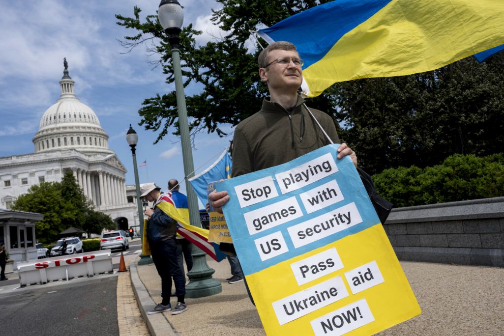 Актывісты, якія падтрымліваюць Украіну, выйшлі з плакатамі да будынку Капітолію ў Вашынгтоне, у той час як Палата прадстаўнікоў рыхтуецца да галасавання ў пытанні ўхвалення вайсковай дапамогі Украіне, Ізраілю і іншым саюзнікам ЗША. Вашынгтон, ЗША. 20 красавіка 2024 года. (Фота: J. Scott Applewhite / AP Photo / East News)