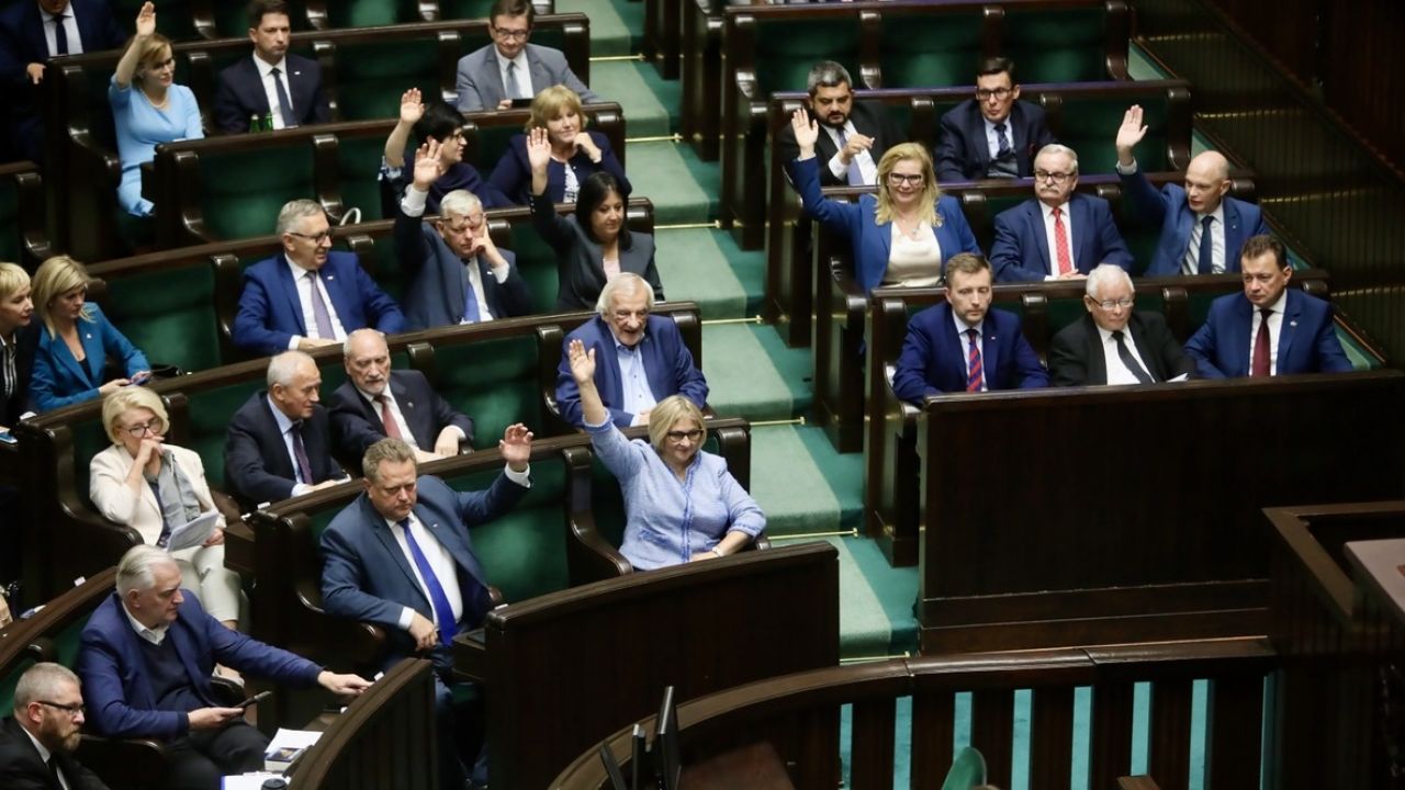 O dalszych losach koalicji z Solidarną Polską i Porozumieniem zadecyduje kierownictwo PiS (fot. PAP/Wojciech Olkuśnik) O dalszych losach koalicji z Solidarną Polską i Porozumieniem zadecyduje kierownictwo PiS (fot. PAP/Wojciech Olkuśnik)
