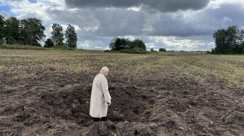 Жанчына на месцы падзення дрона блізу вёскі Аакрэ