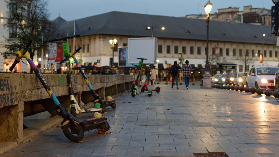 Użytkowników e-hulajnóg dotyczą podobne przepisy, co rowerzystów. Zatem podobnie, jak w przypadku rowerów wjazd taką hulajnogą w niektóre miejsca jest zabroniony (fot. ilustracyjna Pexels)