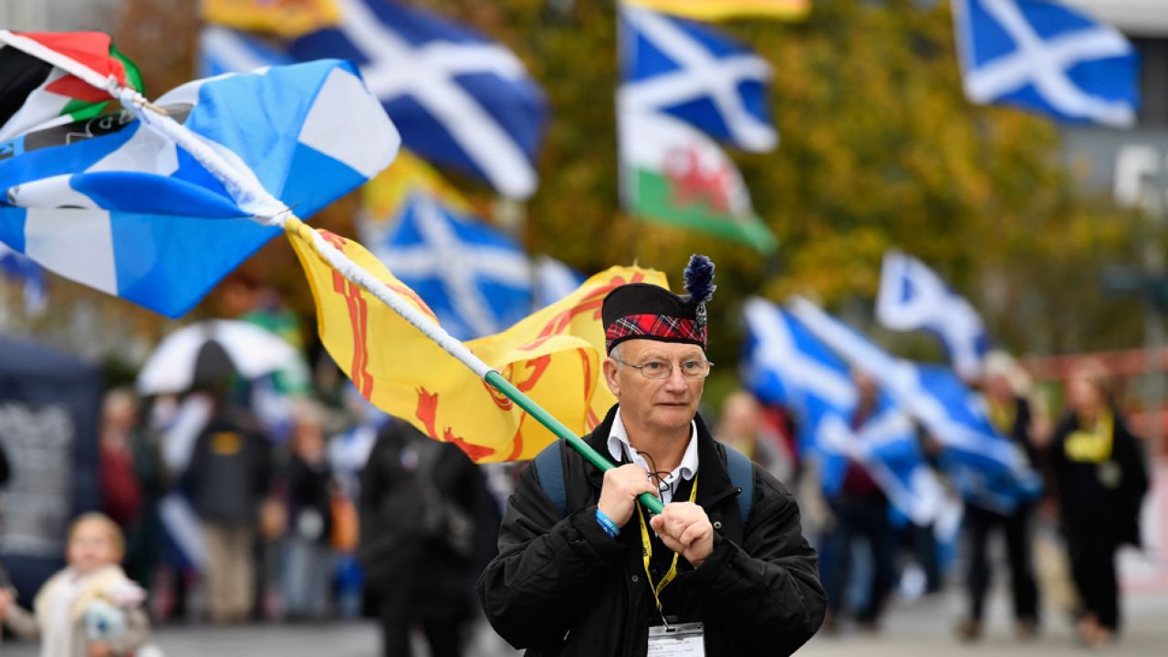 Premier Szkocji Nicola Sturgeon stwierdziła w parlamencie, że „wstrzymuje dotychczasowe plany” (fot. Jeff J Mitchell/Getty Images) Premier Szkocji Nicola Sturgeon stwierdziła w parlamencie, że „wstrzymuje dotychczasowe plany” (fot. Jeff J Mitchell/Getty Images)