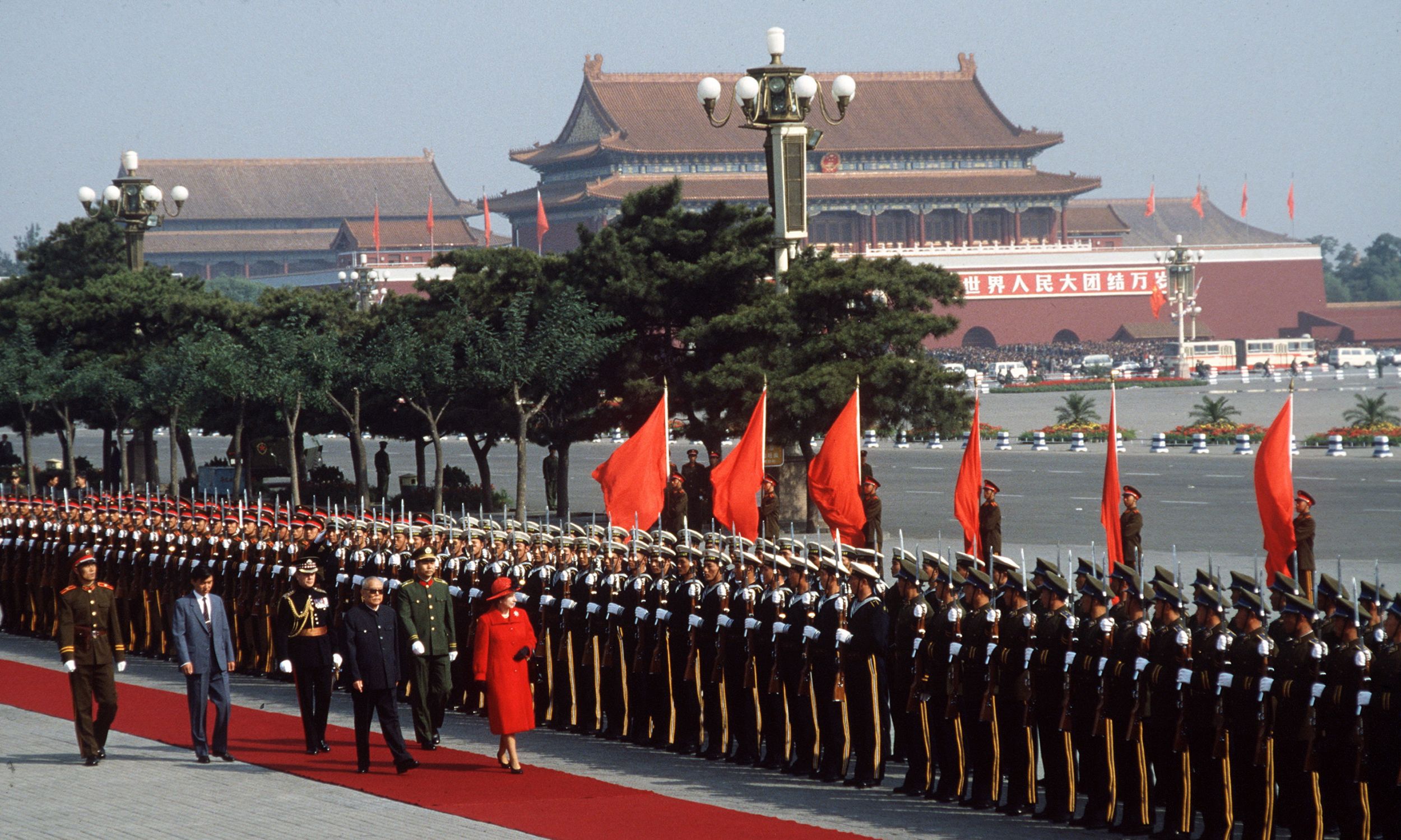 Królowa do Pekinu przyleciała wieczorem 12 września 1986 roku. Ceremonia powitania odbyła się następnego dnia przed gmachem parlamentu przy placu Tian’anmen.Fot.  Tim Graham Photo Library via Getty Images