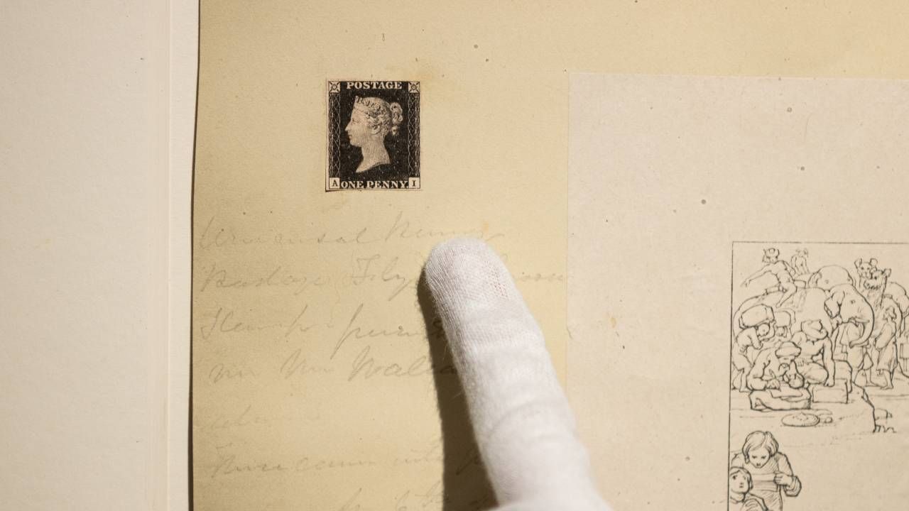 „Penny Black” to najsłynniejszy znaczek pocztowy w historii (fot. PAP/EPA/JEROME FAVRE)