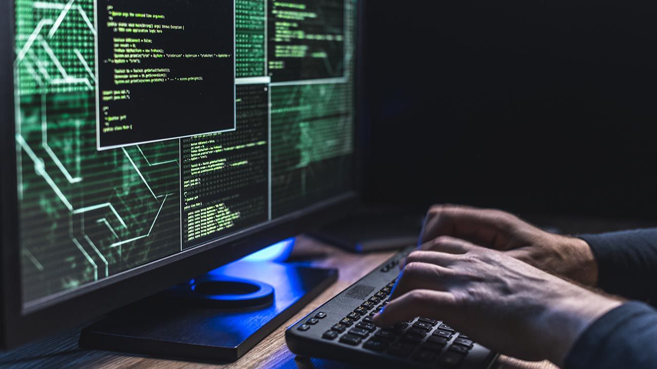 Hakerzy zaatakowali system informatyczny Urzędu Marszałkowskiego w Krakowie (fot. Shutterstock/husjur02) Hakerzy zaatakowali system informatyczny Urzędu Marszałkowskiego w Krakowie (fot. Shutterstock/husjur02)