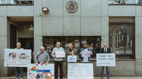 Удзельнікі акцыі падзякі прэзідэнту ЗША Дональду Трампу за вызваленне 52 палітвязняў каля будынка амерыканскай амбасады. Варшава, Польшча. 14 верасня 2025 года. Фота: Рауль Дзюк / Белсат